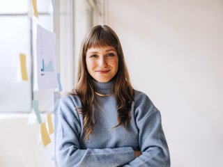 Junge Frau beim Berufseinstieg